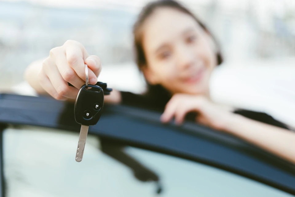 Photographie d'un v&eacute;hicule automobile en excellent &eacute;tat, fra&icirc;chement r&eacute;par&eacute; et repeint, gar&eacute; dans un atelier professionnel de carrosserie-m&eacute;canique. La carrosserie brille, la peinture est impeccable, les d&eacute;tails sont nets. L'&eacute;clairage naturel met en valeur la qualit&eacute; du travail effectu&eacute;. Pas de personne visible.